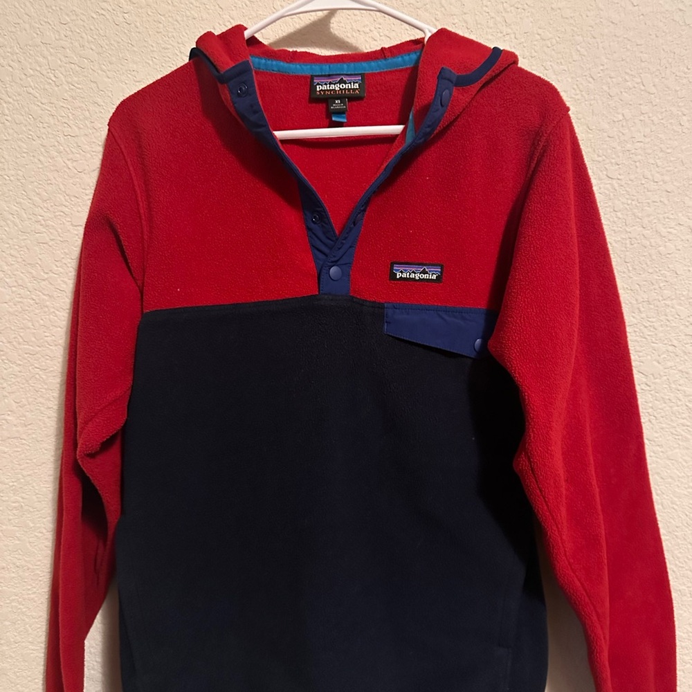 Patagonia Men's Red and Navy Sweater
